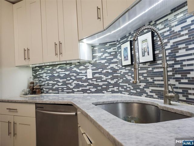 1203 Harmon Cove Tower, Secaucus, NJ 07094