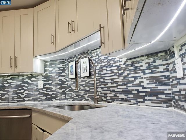 1203 Harmon Cove Tower, Secaucus, NJ 07094