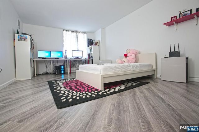 1203 Harmon Cove Tower, Secaucus, NJ 07094