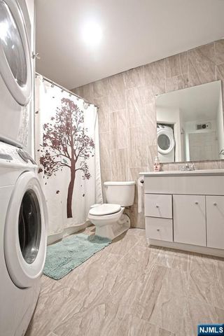 1203 Harmon Cove Tower, Secaucus, NJ 07094