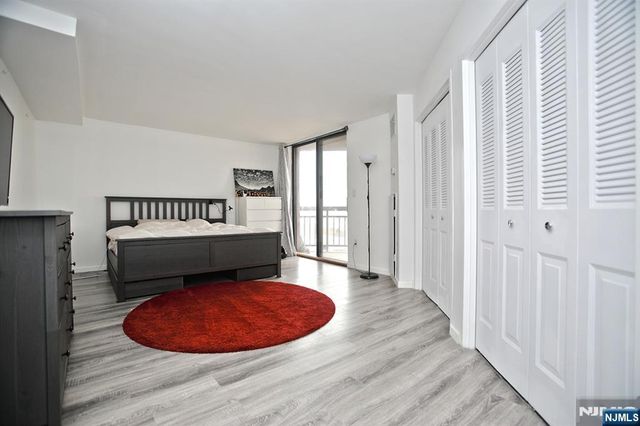 1203 Harmon Cove Tower, Secaucus, NJ 07094