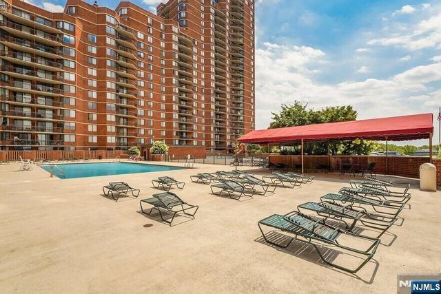 1203 Harmon Cove Tower, Secaucus, NJ 07094