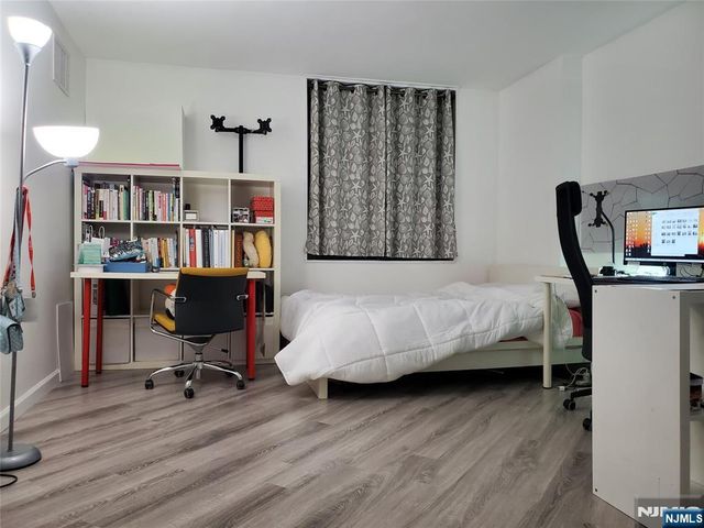 1203 Harmon Cove Tower, Secaucus, NJ 07094