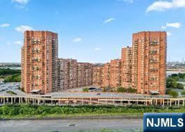 1203 Harmon Cove Tower, Secaucus, NJ 07094