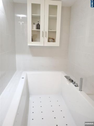 1203 Harmon Cove Tower, Secaucus, NJ 07094
