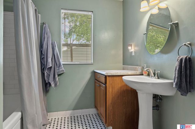 610 S 28th Street, Lincoln, NE 68510