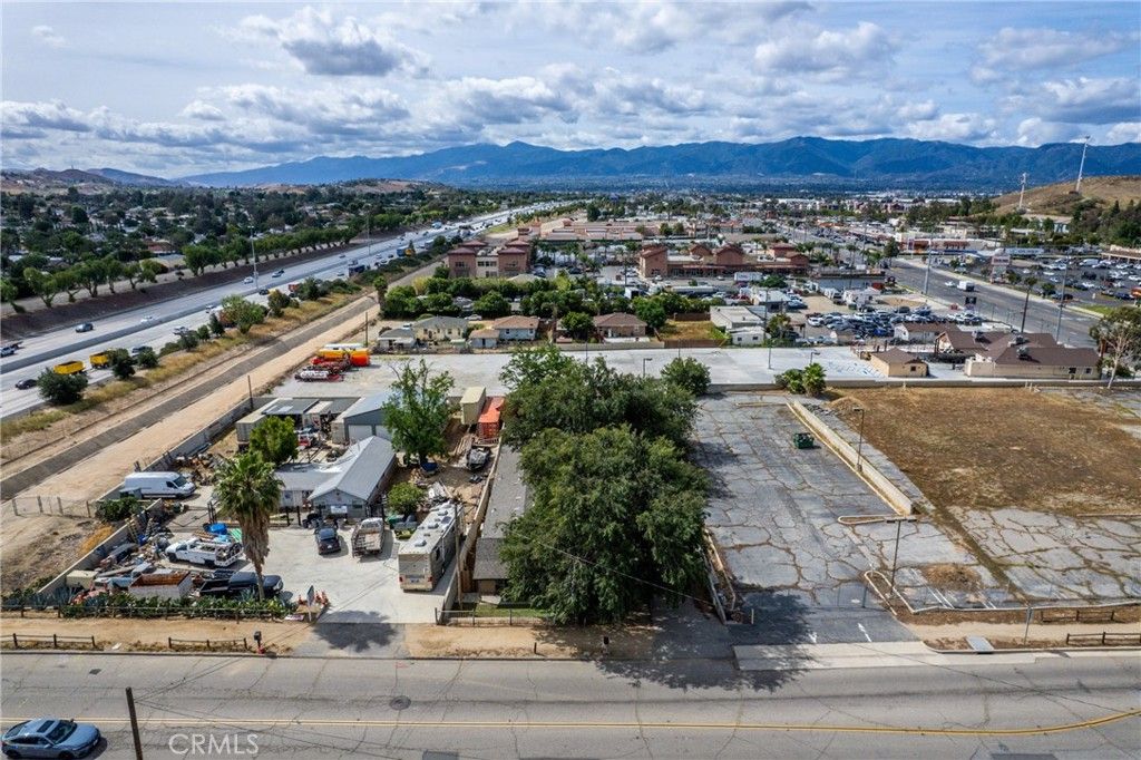 Image 13 of property listing at 1652 4th, Norco, CA 92860