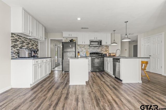 2400 Holly Street, Jacksonville, TX 75766