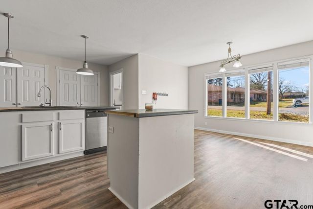 2400 Holly Street, Jacksonville, TX 75766