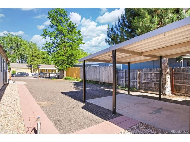 422 Willow Dr, Lochbuie, CO 80603