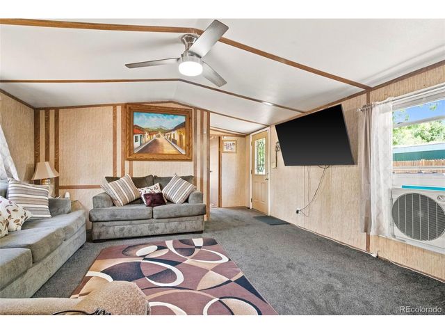 422 Willow Dr, Lochbuie, CO 80603