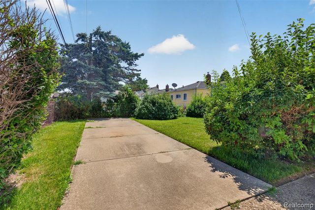 22864 Lambrecht Avenue, Eastpointe, MI 48021