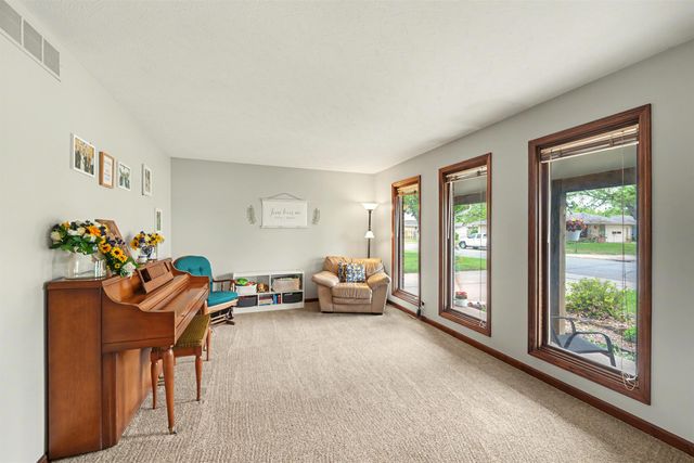 121 W Wayne Ave, Salina, KS 67401