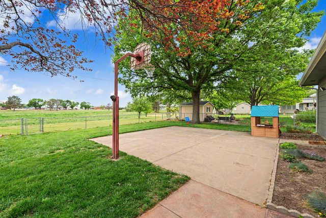 121 W Wayne Ave, Salina, KS 67401