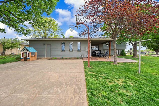 121 W Wayne Ave, Salina, KS 67401
