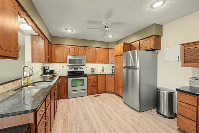 121 W Wayne Ave, Salina, KS 67401