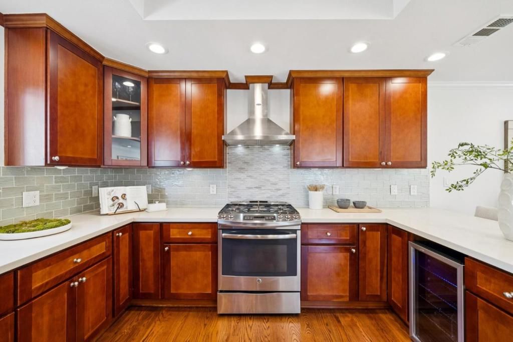 Image 18 of property listing at 15146 Stratford Drive, San Jose, CA 95124