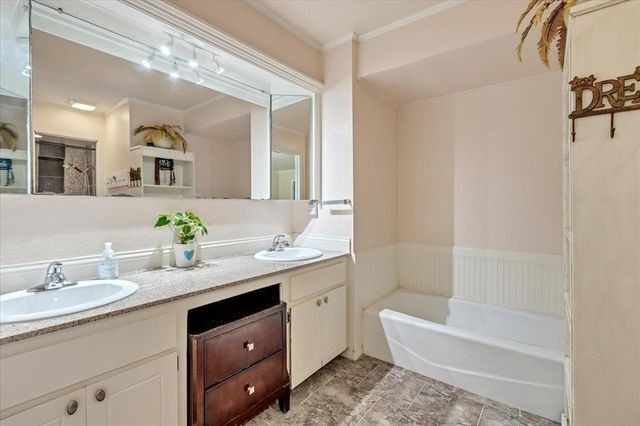 2122 Edinburg Drive, Yukon, OK 73099