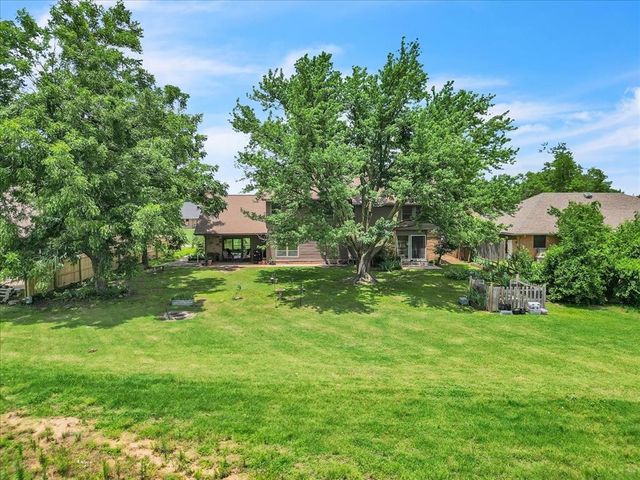 2122 Edinburg Drive, Yukon, OK 73099