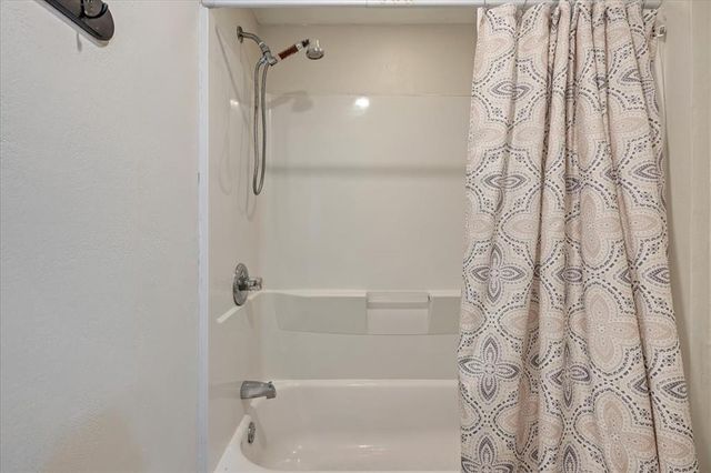 2122 Edinburg Drive, Yukon, OK 73099