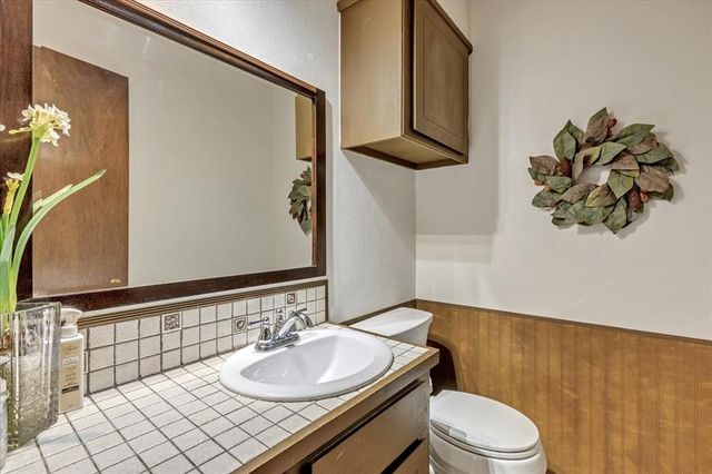 2122 Edinburg Drive, Yukon, OK 73099