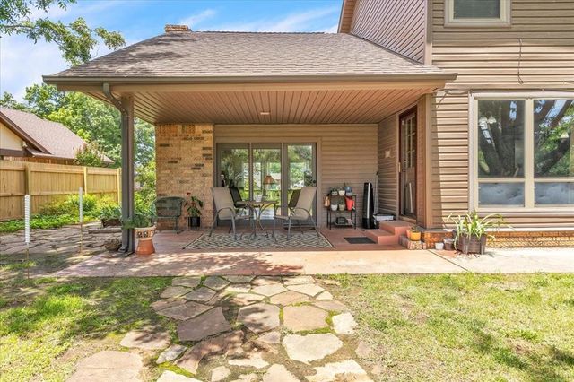2122 Edinburg Drive, Yukon, OK 73099