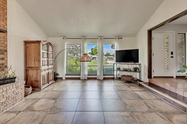 2122 Edinburg Drive, Yukon, OK 73099