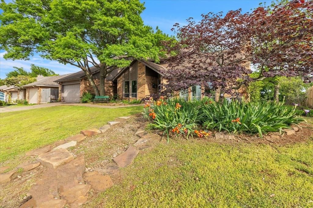 2122 Edinburg Drive, Yukon, OK 73099