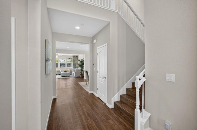 10070 Red Tail Hawk Way, Sacramento, CA 95829