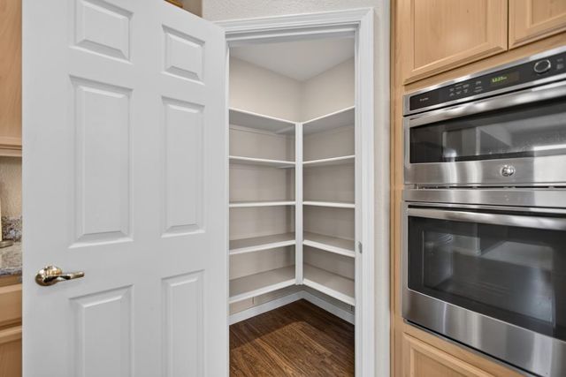 10070 Red Tail Hawk Way, Sacramento, CA 95829