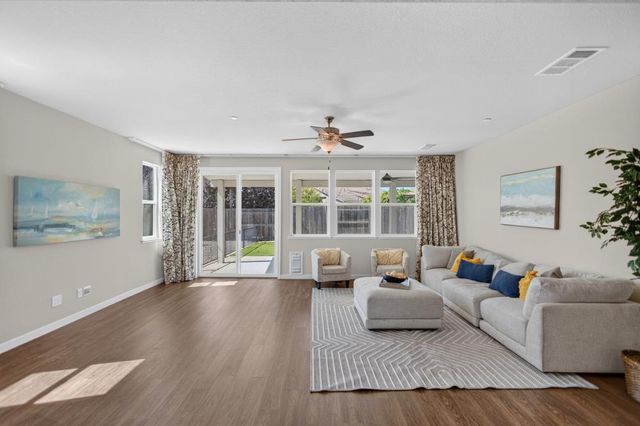 10070 Red Tail Hawk Way, Sacramento, CA 95829