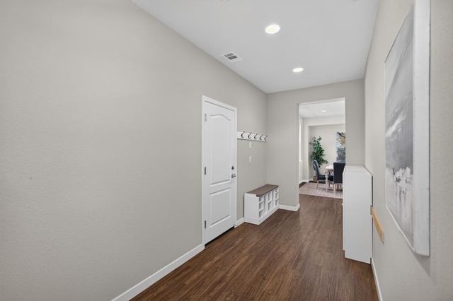 10070 Red Tail Hawk Way, Sacramento, CA 95829