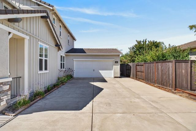 10070 Red Tail Hawk Way, Sacramento, CA 95829