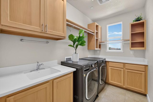 10070 Red Tail Hawk Way, Sacramento, CA 95829
