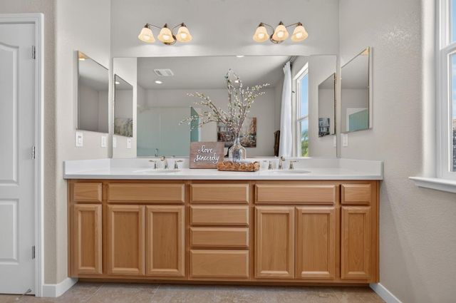 10070 Red Tail Hawk Way, Sacramento, CA 95829