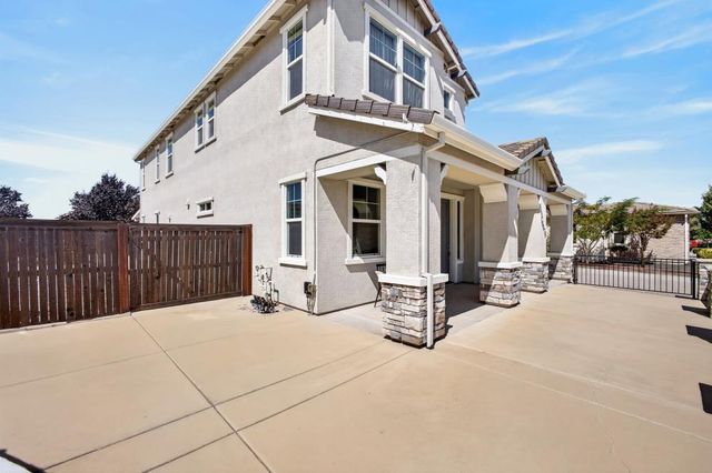 10070 Red Tail Hawk Way, Sacramento, CA 95829