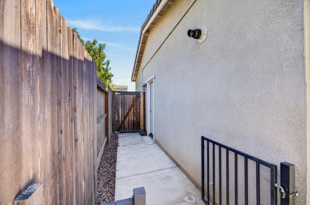 10070 Red Tail Hawk Way, Sacramento, CA 95829