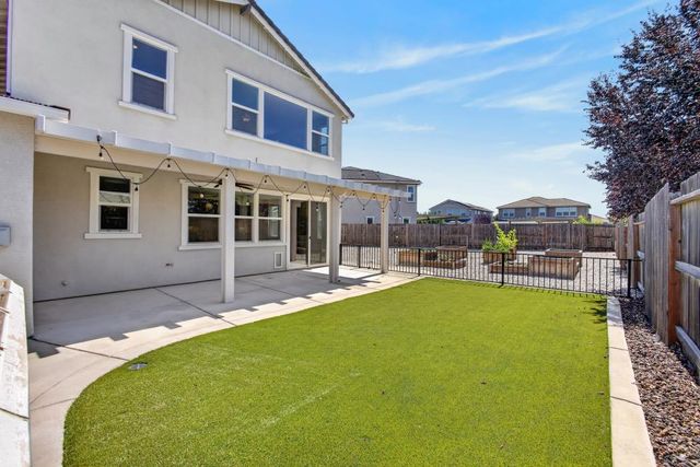 10070 Red Tail Hawk Way, Sacramento, CA 95829