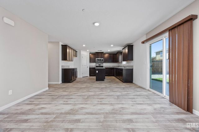 6200 Whaleback Avenue, Bakersfield, CA 93313