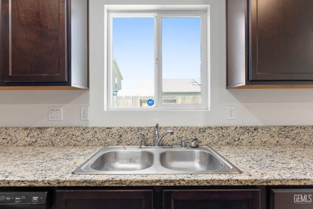 6200 Whaleback Avenue, Bakersfield, CA 93313