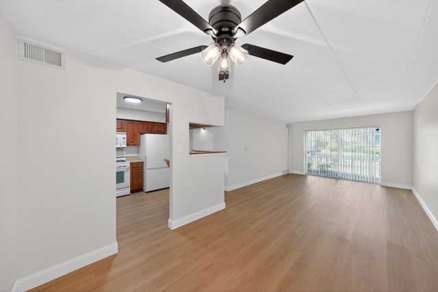 3235 S Manor Drive 104, Lansing, IL 60438