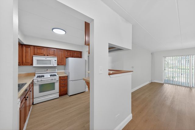 3235 S Manor Drive 104, Lansing, IL 60438