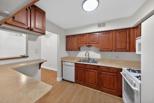 3235 S Manor Drive 104, Lansing, IL 60438