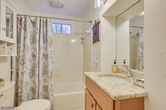 8 Adelphi Ct, Edison Twp., NJ 08837