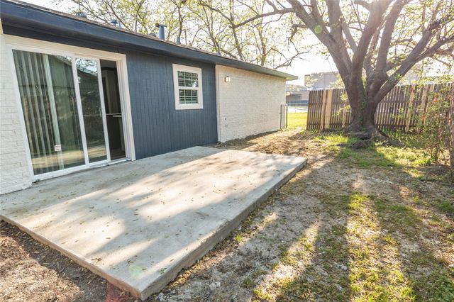 309 S Holiday Drive, Grand Prairie, TX 75052
