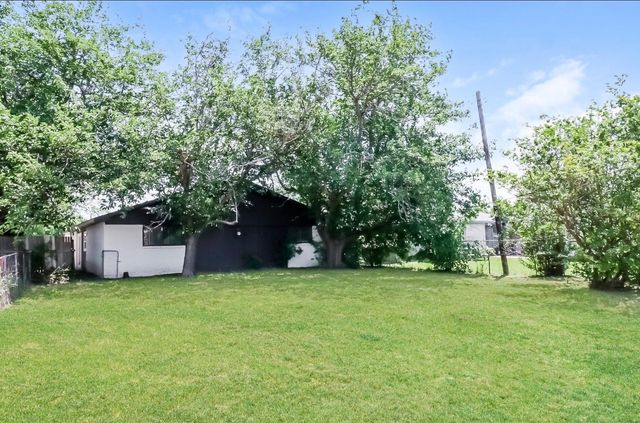 309 S Holiday Drive, Grand Prairie, TX 75052