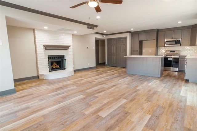 309 S Holiday Drive, Grand Prairie, TX 75052