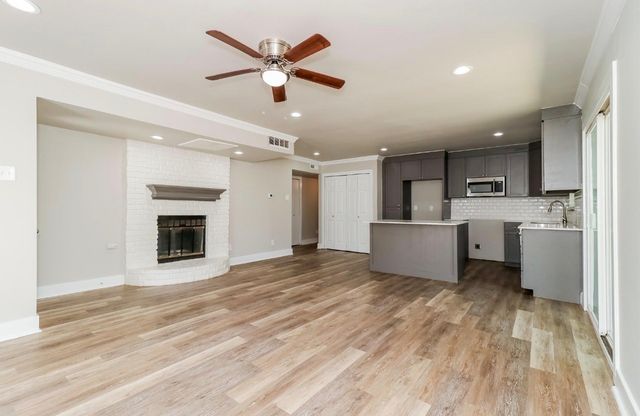 309 S Holiday Drive, Grand Prairie, TX 75052