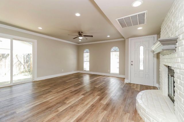 309 S Holiday Drive, Grand Prairie, TX 75052