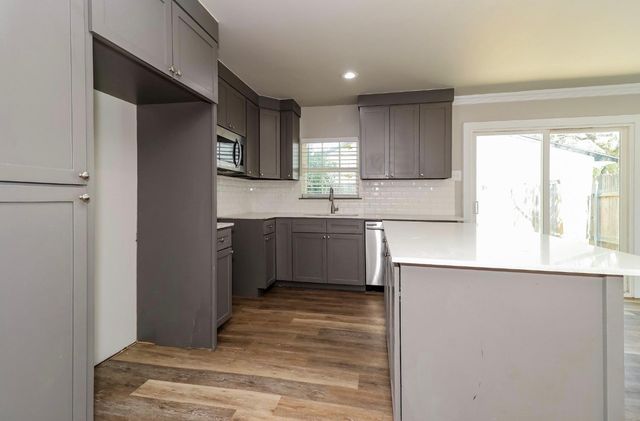 309 S Holiday Drive, Grand Prairie, TX 75052